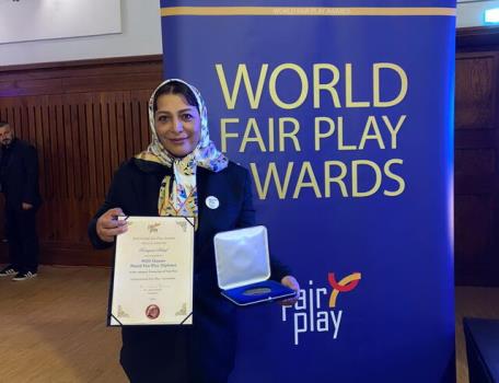 کتایون اشرف جایزه بازی جوانمردانه را دریافت کرد