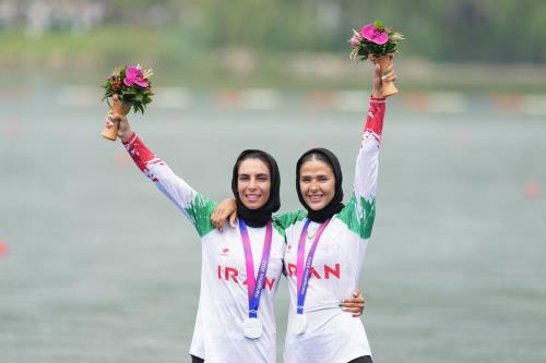 عکس دیدار مادر و دختری مدال آور ایران در فرودگاه