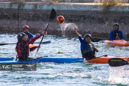 عکس جدال دخترهای قایقران در دریاچه ورزشگاه آزادی